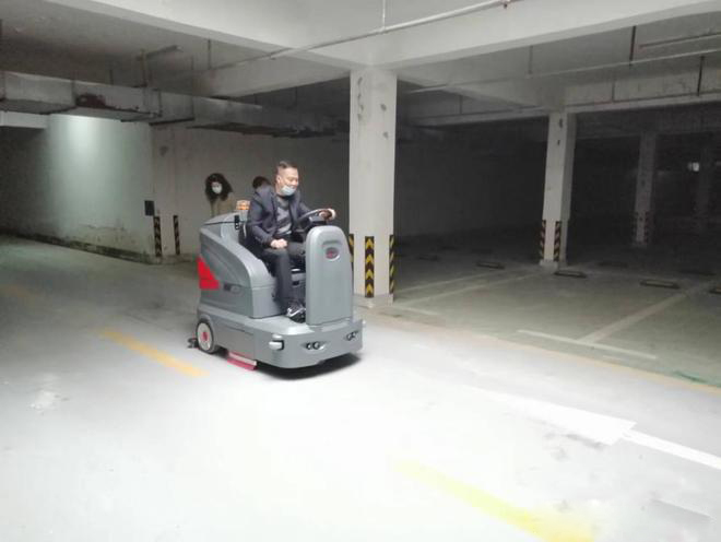 苗栗小区物业保洁不用人力改用驾驶式洗地机了